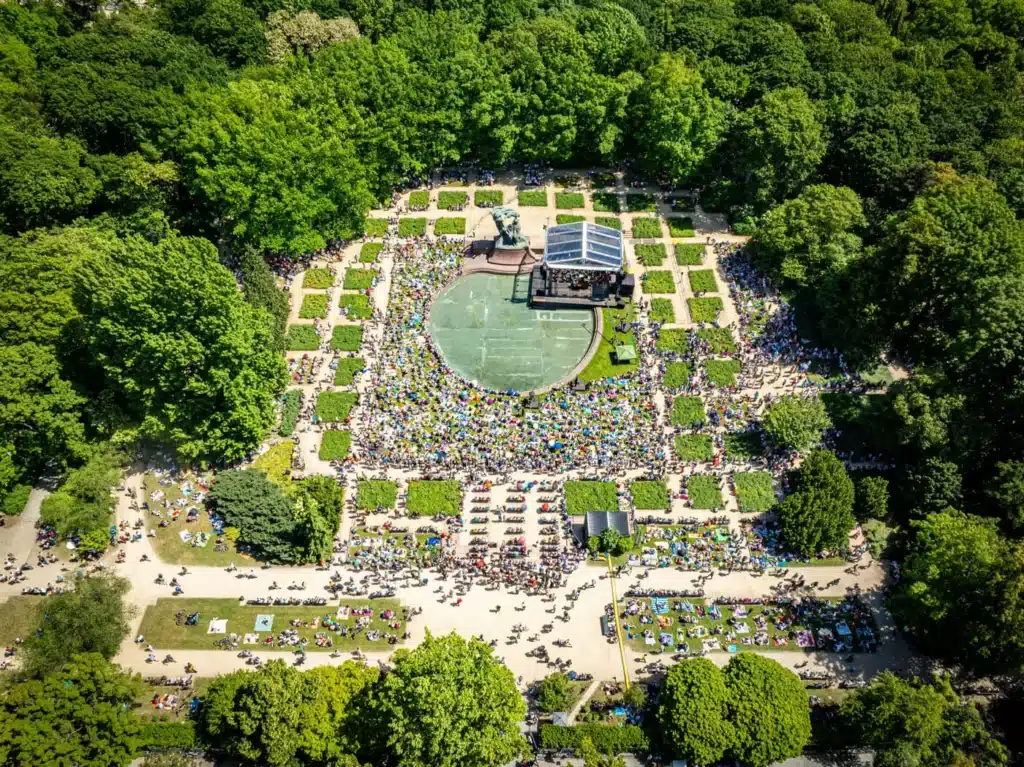 Koncert Chopinowski w Łazienkach Królewskich, widok z lotu ptaka