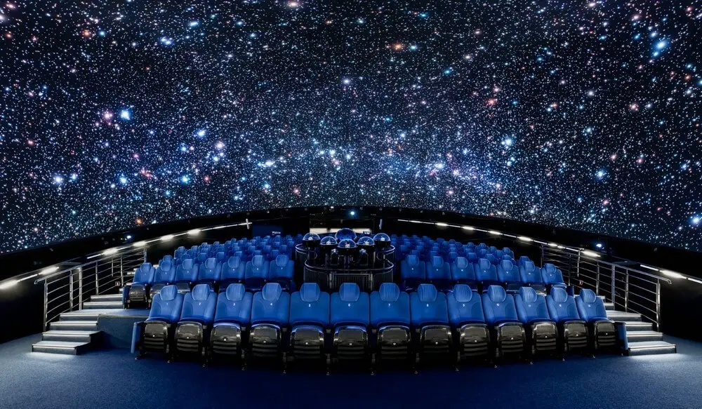 Planetarium Centrum Nauki Kopernik w Warszawie – sala z projekcją gwiazd pod kopułą
