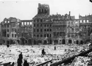 Rynek Starego Miasta w Warszawie po II wojnie 1945