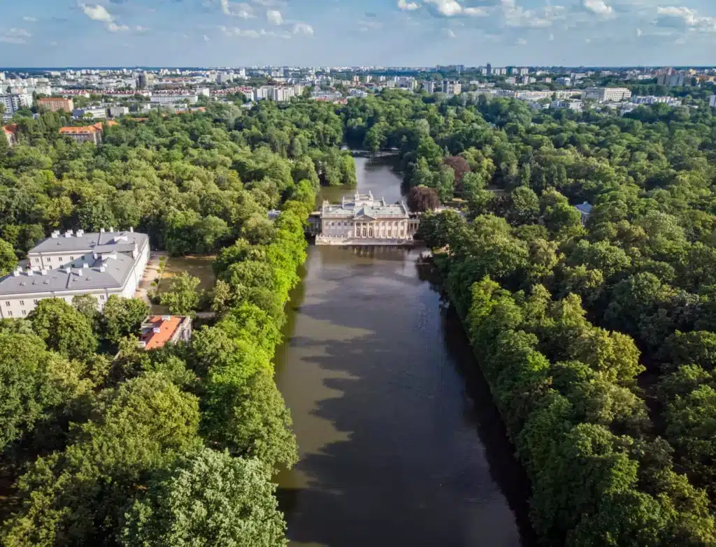 Warszawa - Pałac na wodzie w Łazienkach Królewskich, z lotu ptaka