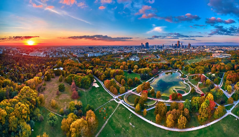 Panoramiczny widok z drona na zachód słońca na Polach Mokotowskich w Warszawie