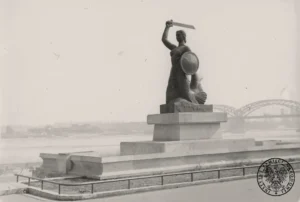Pomnik warszawskiej Syrenki we wrześniu 1939 r. Fot. ze zbiorów AIPN