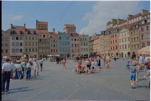 Rynek-Starego-Miasta-w-Warszawie-1993-fot.-Sylwester-Braun-scaled
