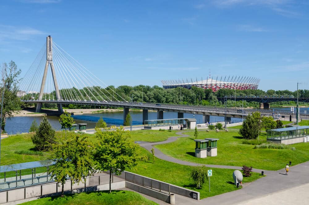 Widok na Wisłę, most Świętokrzyski i Stadion Narodowy w Warszawie