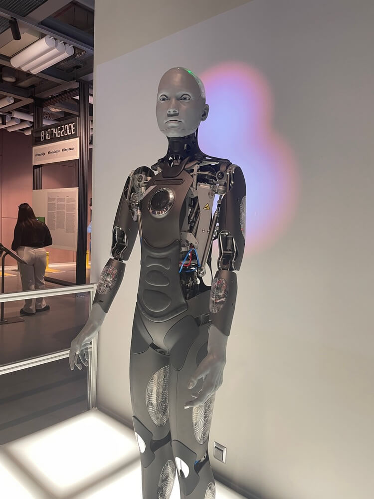Robot humanoidalny Ameca_Fot. warsawcity.info