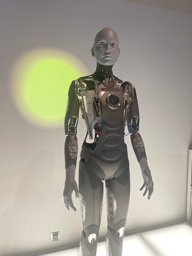 Robot humanoidalny Ameca_Fot. warsawcity.info