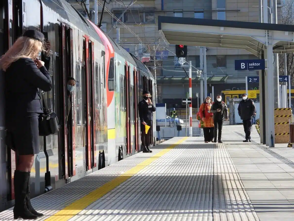 Pociąg stający na peronie Warszawa Główna - fot. PLK