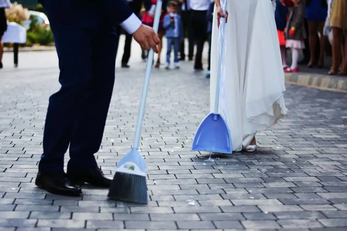 Podczas Polterabend goście z entuzjazmem tłuką szkło i porcelanę