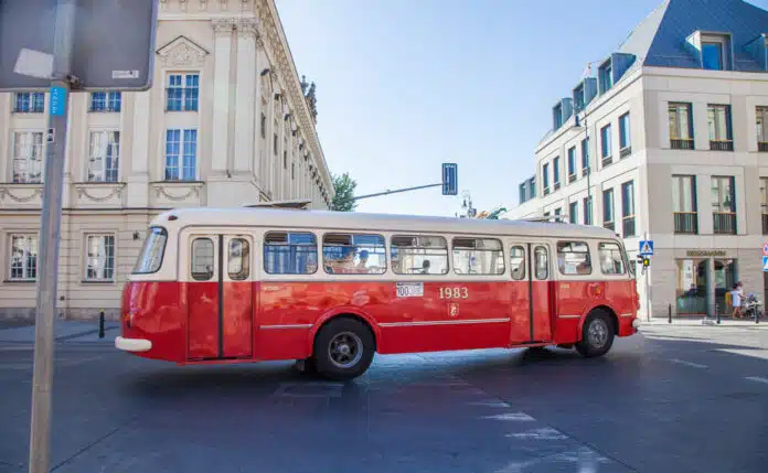Warszawskie Linie Turystyczne WLT, Ikarus Linia autobusowa 100