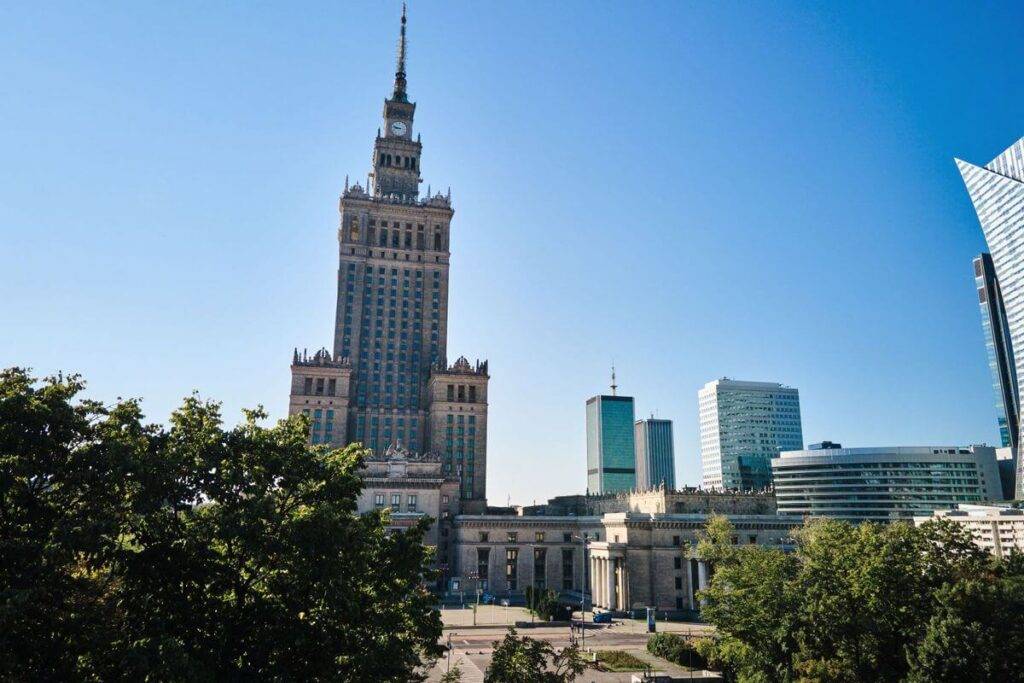 Praca w Warszawie – jakie branże najbardziej doceniają pracowników