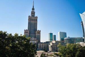 Praca w Warszawie – jakie branże najbardziej doceniają pracowników