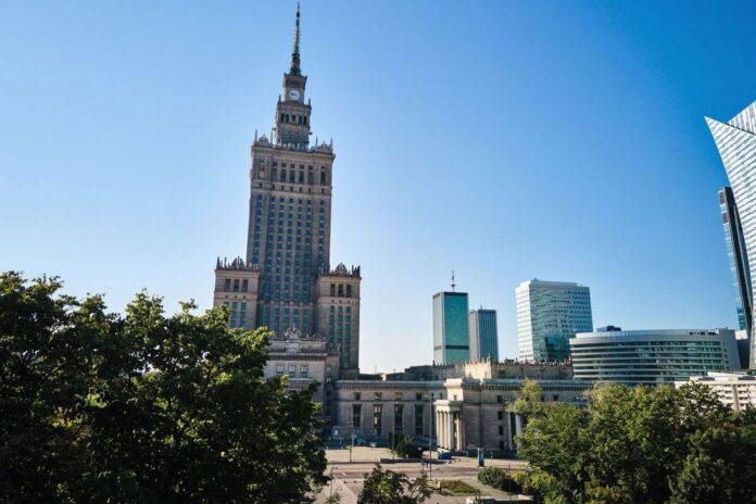 Praca w Warszawie – jakie branże najbardziej doceniają pracowników