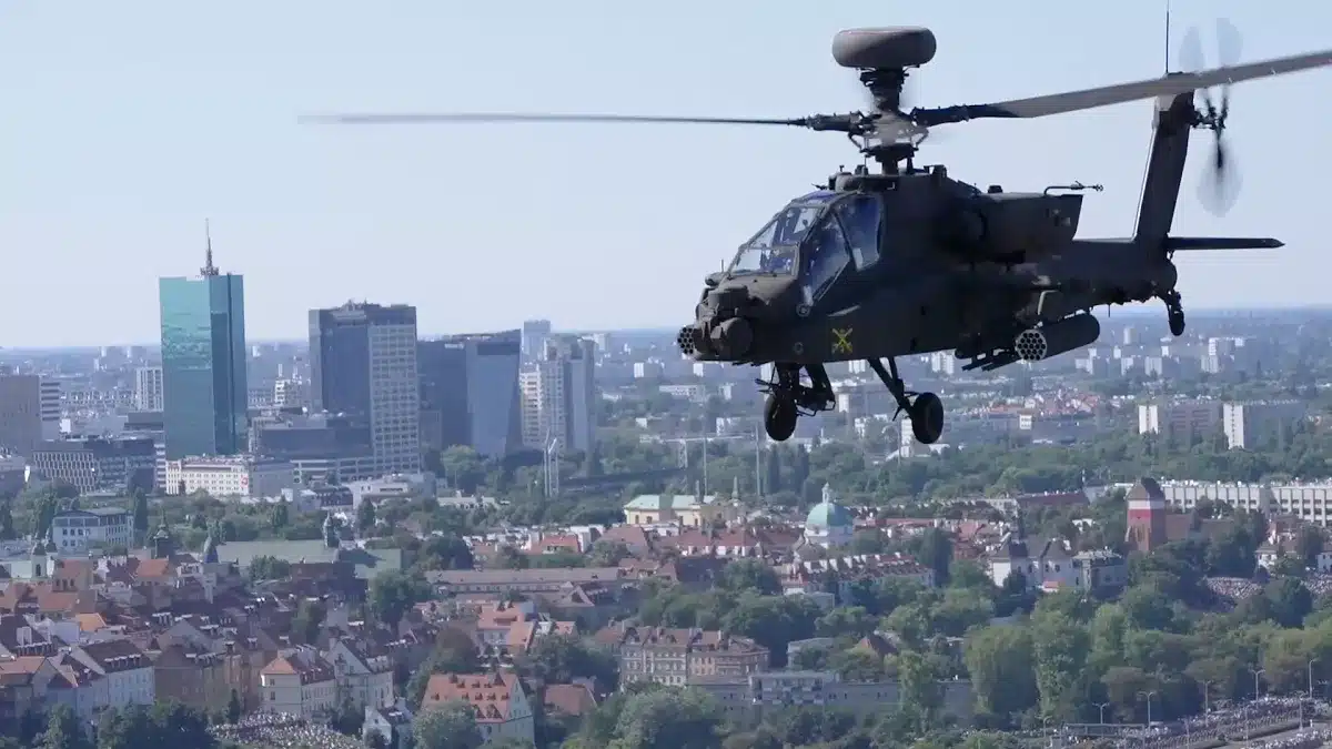 Śmigłowiec szturmowy AH-64 Apache podczas defilady z okazji Święta Wojska Polskiego w Warszawie
