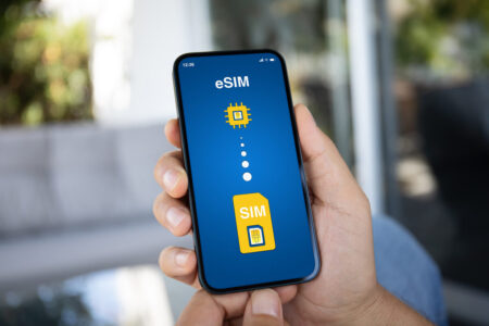 Czy warto przejść na eSIM - Plusy i minusy w 2025 roku