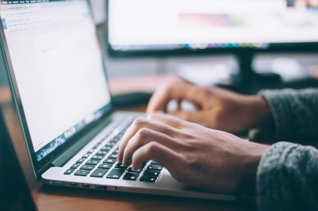 Jak wybrać najlepszy internet światłowodowy w Warszawie