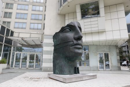 Rzeźba Igora Mitoraja na Placu Trzech Krzyży autor. PAP