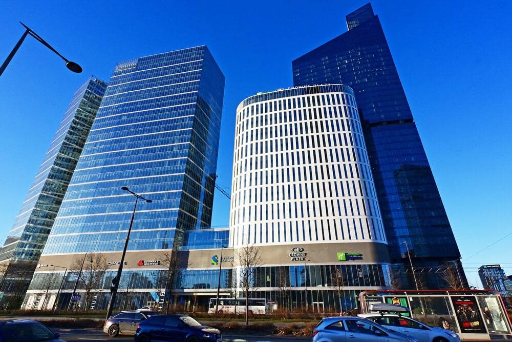 The Warsaw Hub – kompleks wieżowców biurowych i eliptycznego białego budynku hotelowego