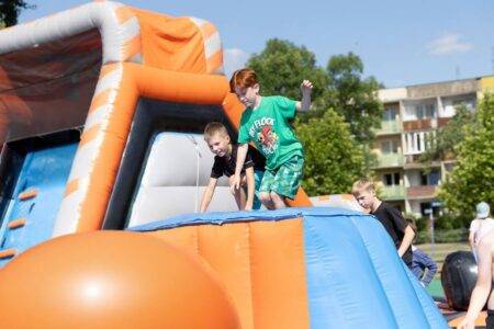 Jak odświeżyć park dmuchańców po sezonie? Modernizacja atrakcji krok po kroku Jak odświeżyć park dmuchańców po sezonie