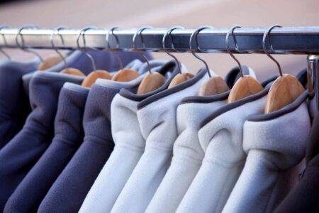 Jak wybrać polary z nadrukiem dla pracowników