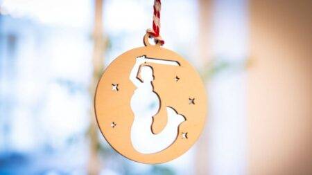 Świąteczne zawieszki do wzięcia w Warszawie – darmowe ozdoby choinkowe 2025 Świąteczne zawieszki, fot. UM Warszawa