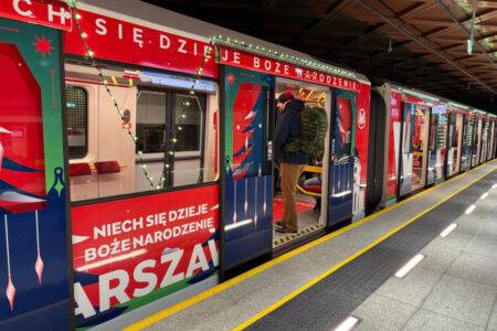 Komunikacja miejska w Warszawie w święta, Nowy Rok i Trzech Króli 2025/2026 – zmiany WTP Świąteczny pociąg metra_02_fot. Metro Warszawskie