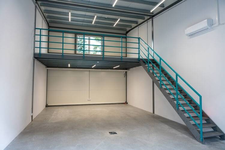 Hala magazynowa z rampą i dużą bramą – przestrzeń do produkcji, warsztatu i przechowywania towarów dla firm