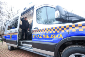 Warszawa zaostrza walkę ze smogiem. Nowy elektryczny smogowóz już w akcji