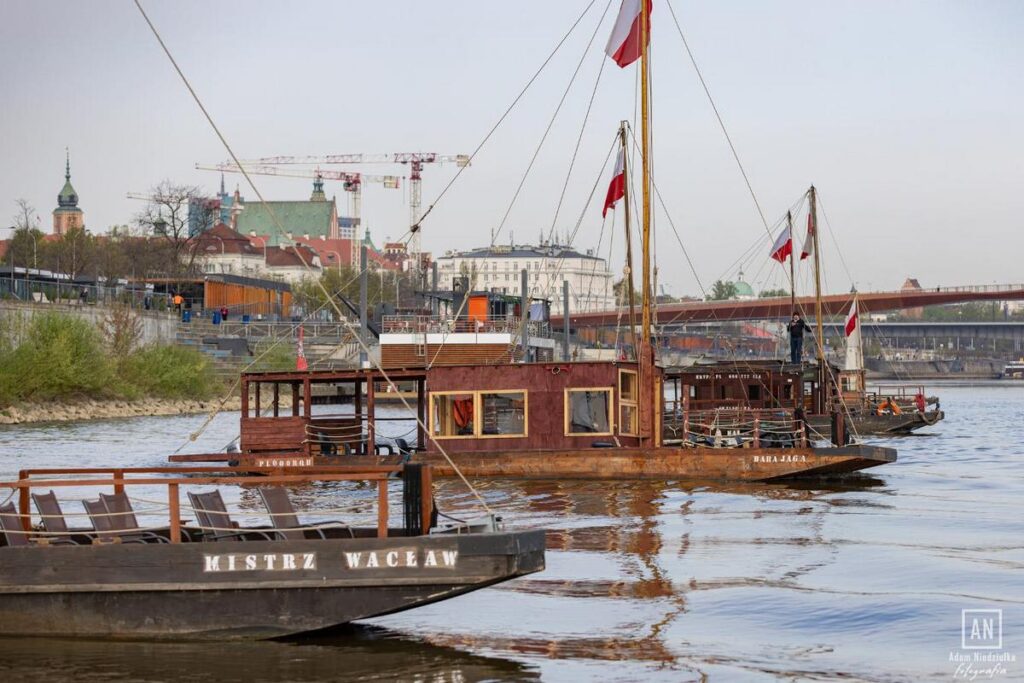 Manewry łodzi na Wiśle. archiwum | Autor: Adam Niedziułka