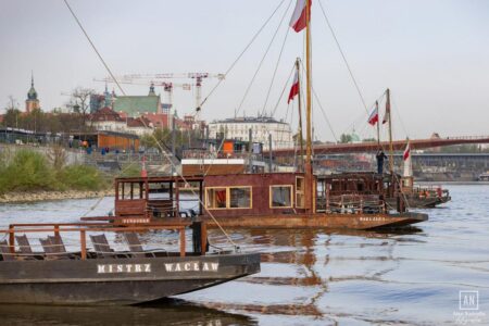 Manewry łodzi na Wiśle. archiwum | Autor: Adam Niedziułka