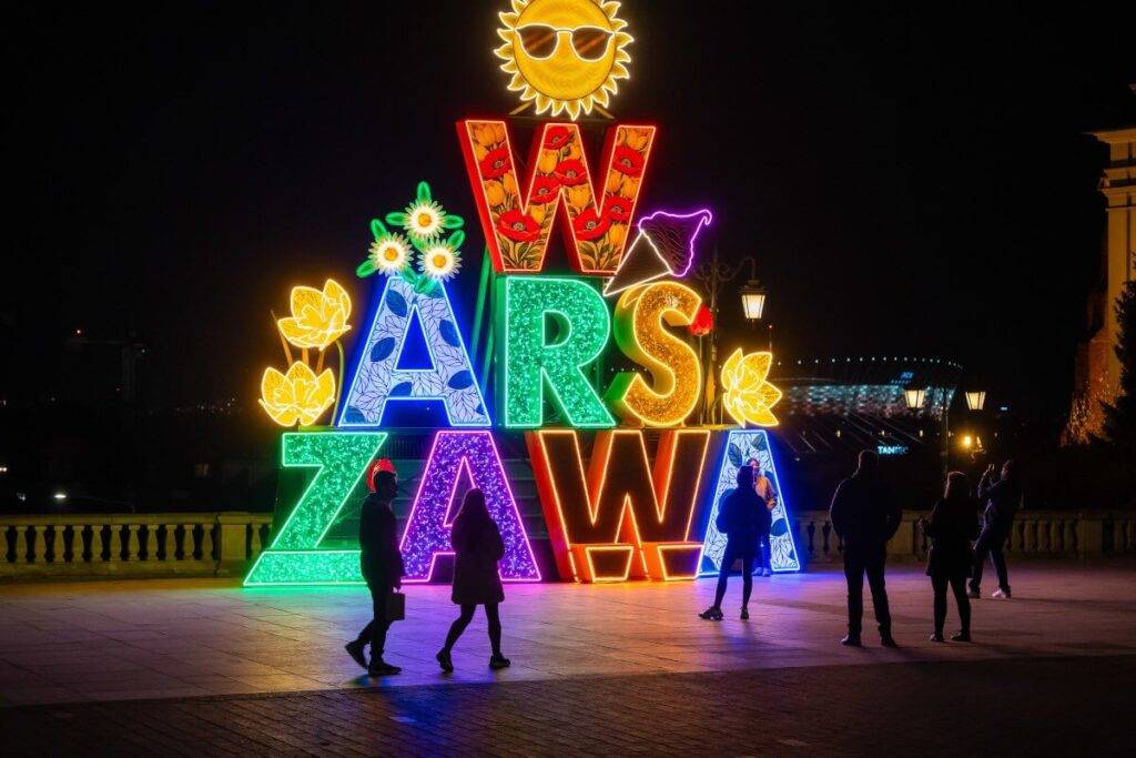 Napis „Warszawa” wrócił na Plac Zamkowy – nowa instalacja 2026 Instalacja „Warszawa”