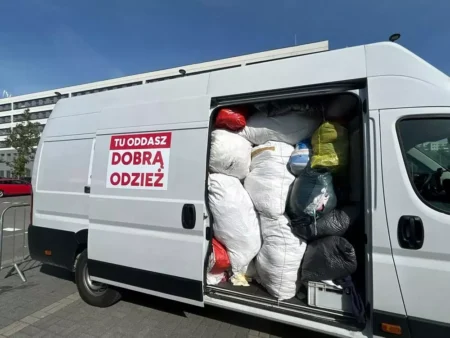 Zbiórki odzieży w Warszawie 2026 – oddaj tekstylia w dzielnicy