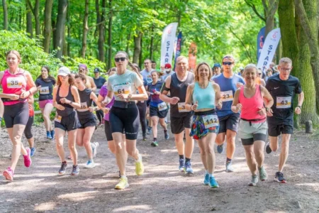 Leśna Triada Biegowa „Szlak Lata” w Warszawie. Ruszyły zapisy na bezpłatny bieg w Lesie Kabackim Leśna Triada Biegowa 2026- wydarzenia Warszawa