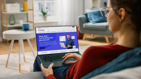 Sklep SEO - Seostacja - kobieta zamawiająca link building