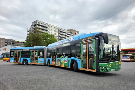 Wakacyjny autobus WTP ruszył na ulice Warszawy. W weekendy przejazdy będą bezpłatne Wakacyjny autobus WTP | Autor: ZTM Warszawa