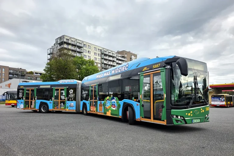Wakacyjny autobus WTP ruszył na ulice Warszawy. W weekendy przejazdy będą bezpłatne Wakacyjny autobus WTP | Autor: ZTM Warszawa