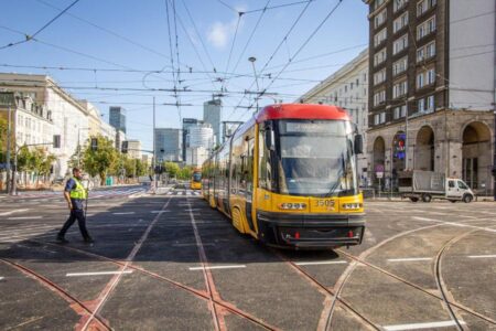 Remonty w Warszawie na finiszu. Sprawdź, gdzie tramwaje wróciły na trasy, które ulice są już przejezdne i gdzie prace potrwają jesienią.
