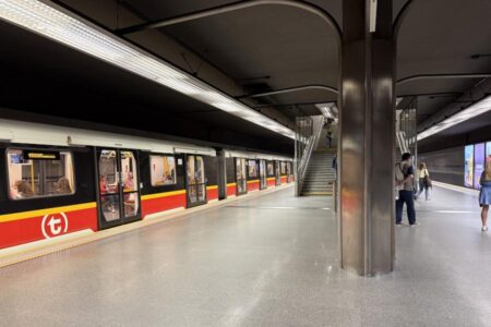 Modernizacja linii metra M1 w Warszawie. Nowe interkomy, windy i systemy sterowania ruchem Metro warszawskie