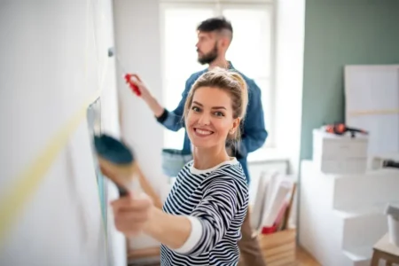 Samodzielne wykończenie mieszkania czy profesjonalna ekipa? Co naprawdę bardziej się opłaca? Samodzielne wykończenie mieszkania czy ekipa remontowa