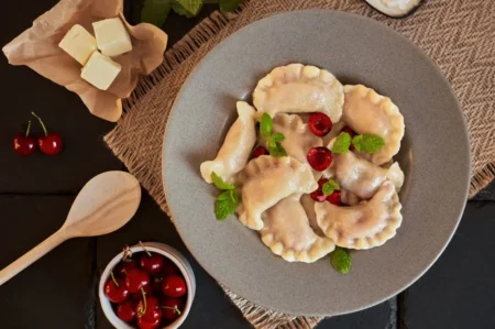 Pierogi z mięsem — jakie mięso do farszu jest najlepsze? pierogi z wiśniami