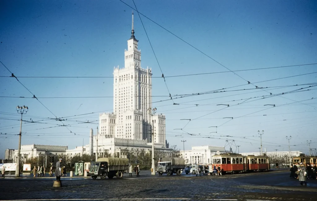 Warszawa śladami PRL-u – 15 miejsc, które warto zobaczyć Warszawa śladami PRL-u – historyczny widok Pałacu Kultury i Nauki