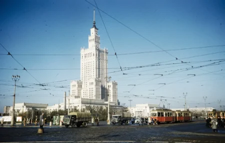 Warszawa śladami PRL-u – 15 miejsc, które warto zobaczyć Warszawa śladami PRL-u – historyczny widok Pałacu Kultury i Nauki