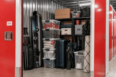 Przez 11 miesięcy stoją nieużywane. Dlaczego wciąż trzymamy je w mieszkaniach? self storage Warszawa